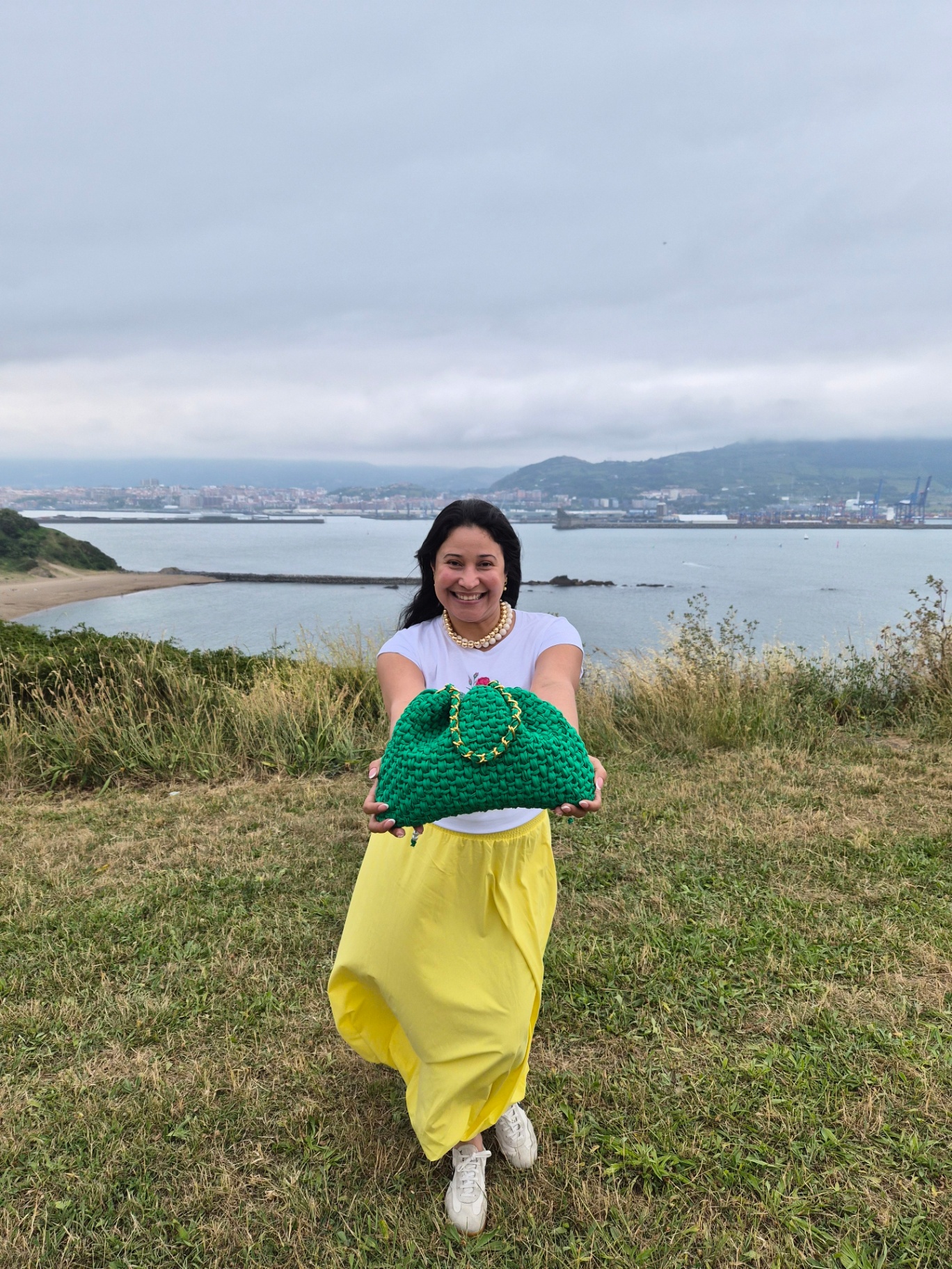 Bolso artesanal Maiguita19 en trapillo rojo sobre mesa de madera